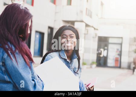 Lächelnd Porträt einer jungen afrikanischen Studentin im Freien. Stockfoto