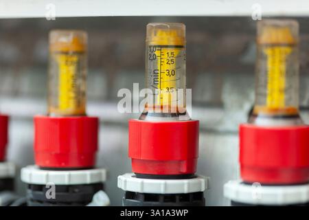 Nahaufnahme des Durchflussmesserreglers, des robusten Fußbodenheizungs- und Kühlkrümmers. Stockfoto