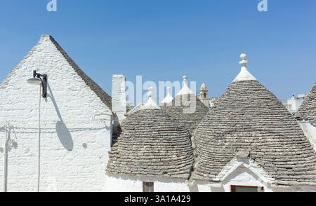 Ansammlung traditioneller Trullihäuser mit konischen Dächern, die eine malerische Stadtlandschaft in alberobello, apulien, italien bilden Stockfoto