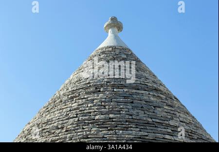 Das konische Dach eines trullo, einer traditionellen Trockensteinhütte mit konischem Dach, in alberobello, apulien, besteht aus Kalksteinplatten, die spiralförmig angeordnet sind Stockfoto