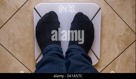 Der Mensch wiegt sich auf digitaler Ebene. Draufsicht. Stockfoto