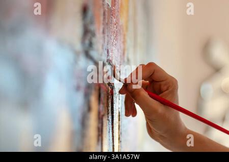 Detail des Pinsels auf einem Gemälde auf Leinwand. Stockfoto