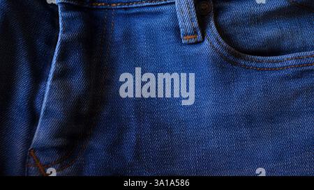 Jeans aus blauem Denim aus nächster Nähe. Detail des Stoffes. Stockfoto