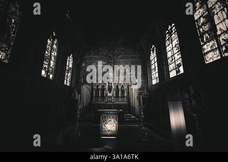 Der Hauptaltar der Basilika des Heiligen Blutes Oberkapelle in Monochrom - Brügge, Belgien Stockfoto