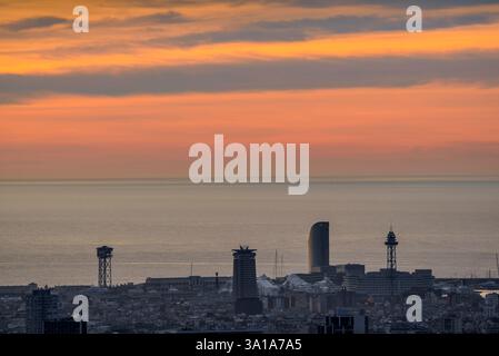 Sonnenaufgang über der Stadt Barcelona, ​​seen von der Collserola Bergkette (Barcelonès, Katalonien, Spanien) Stockfoto