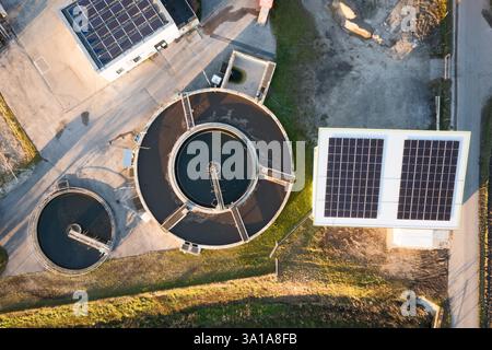 Kläranlage und Solarpaneele aus der Vogelperspektive Stockfoto