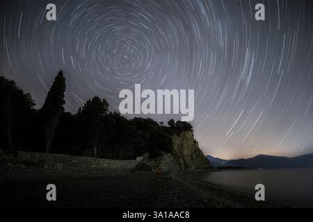 Sternenhimmel, Sternenpfade, Nacht, Küste Stockfoto
