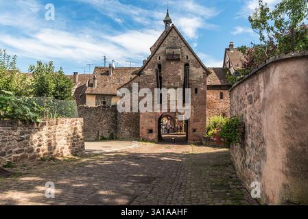 Oberes Tor La Porte Haute und Stadtmauer in Riquewihr, Elsass, Frankreich Stockfoto