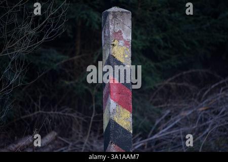 Relikt aus dem Kalten Krieg - Grenzposten an der ehemaligen innerdeutschen Grenze, auch als Zonengrenze bekannt Stockfoto