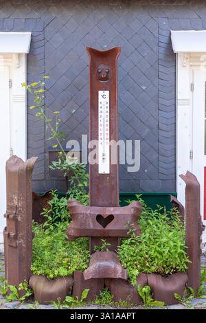 Großes Thermometer auf einem eisernen Kunstwerk. Stockfoto