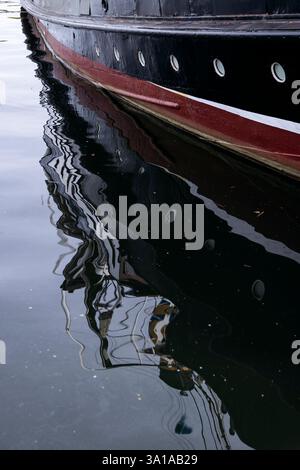 Reflexion eines Schiffes im Flensburger Hafen Stockfoto