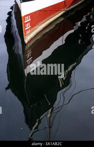 Reflexion eines Schiffes im Flensburger Hafen Stockfoto