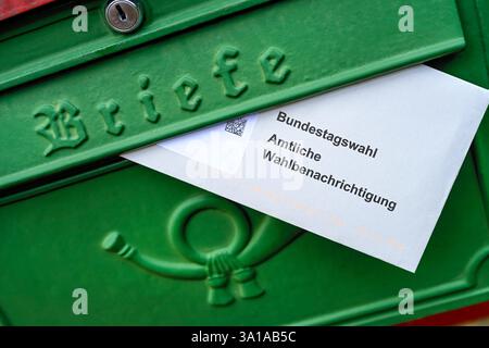 Offizielle Wahlbenachrichtigung für die Bundestagswahl in Ihrem Briefkasten Stockfoto