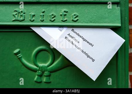 Offizielle Wahlbenachrichtigung für die Bundestagswahl in Ihrem Briefkasten Stockfoto