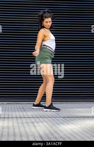 Verspielte Frau in einem Rock, die frei tanzt Stockfoto