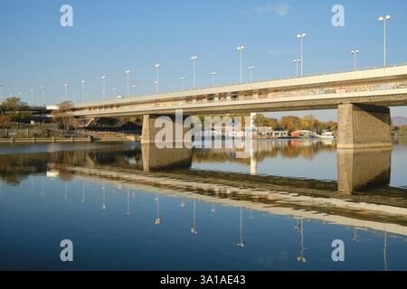 Reichsbrücke über die Donau in Wien an einem sonnigen Herbstmorgen Stockfoto