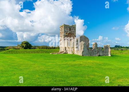 Normannische Kirche, erbaut im 12. Jahrhundert, im Zentrum eines neolithischen rituellen Erdwerks, Knowlton, Dorset, England, Vereinigtes Königreich, Eur Stockfoto