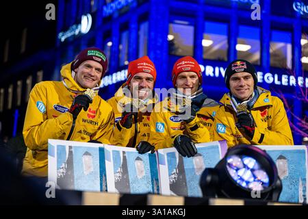 Trondheim, Norwegen. März 2025. THANNHEIMER Wendelin, RYDZEK Johannes, SCHMID Julian, GEIGER Vinzenz (Deutschland, SC Oberstdorf) jubeln bei der Siegerehrung auf dem Podium ueber den Sieg, die Gold Medaille und Titel als Weltmeister, NOR, FIS Nordische Skiweltmeisterschaft Trondheim Granasen, Nordische Kombination Team Wettkampf, Herren, 4 x 5 km Gundersen, Wettkampftag 8, Saison 2024/2025,, 07.03.2025 Stockfoto