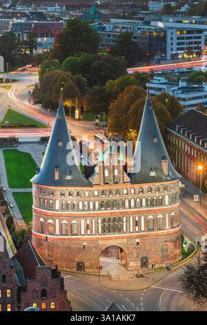 Holstentor in Lübeck an einem Herbstabend Stockfoto