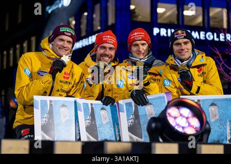 Trondheim, Norwegen. März 2025. THANNHEIMER Wendelin, RYDZEK Johannes, SCHMID Julian, GEIGER Vinzenz (Deutschland, SC Oberstdorf) jubeln bei der Siegerehrung auf dem Podium ueber den Sieg, die Gold Medaille und Titel als Weltmeister, NOR, FIS Nordische Skiweltmeisterschaft Trondheim Granasen, Nordische Kombination Team Wettkampf, Herren, 4 x 5 km Gundersen, Wettkampftag 8, Saison 2024/2025,, 07.03.2025 Stockfoto