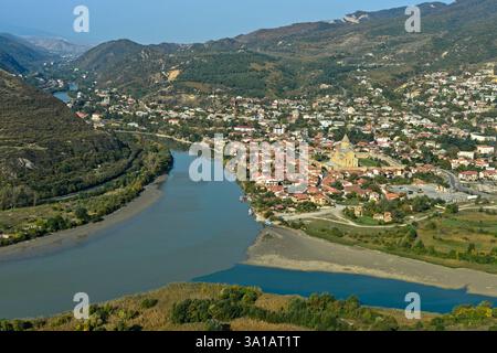 Das Dorf Mzcheta mit der Svetitskhoveli-Kathedrale am Zusammenfluss der Flüsse Kura und Aragvi, Georgien Stockfoto