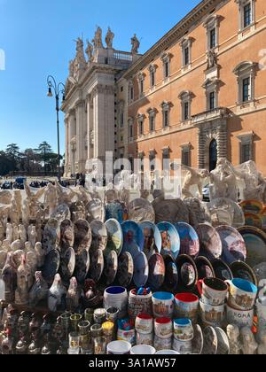 Italien, Latium, Rom, San Giovanni in der Laterano-Kirche, Souvenirshop Stockfoto