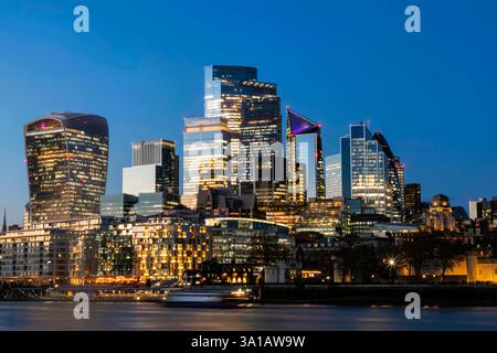 England, London, City of London Skyline beleuchtet bei Nacht und Themse Stockfoto