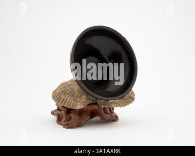 Teeschale mit Muscheln verkrustet, Datum unbekannt. Stockfoto
