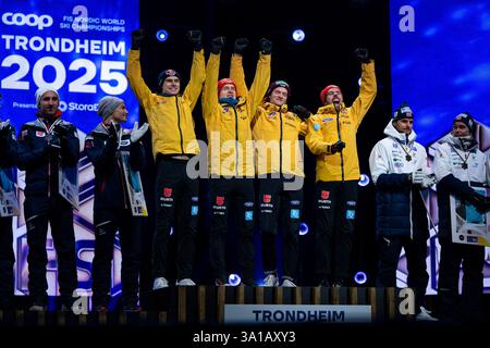 Trondheim, Norwegen. März 2025. GEIGER Vinzenz, SCHMID Julian, THANNHEIMER Wendelin, RYDZEK Johannes (Deutschland, SC Oberstdorf) jubeln bei der Siegerehrung auf dem Podium ueber den Sieg, die Gold Medaille und Titel als Weltmeister, NOR, FIS Nordische Skiweltmeisterschaft Trondheim Granasen, Nordische Kombination Team Wettkampf, Herren, 4 x 5 km Gundersen, Wettkampftag 8, Saison 2024/2025,, 07.03.2025 Stockfoto