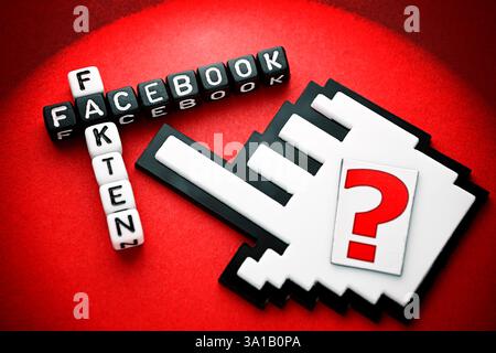 Würfelbuchstaben bilden die Wörter Facebook und Fakten mit Fragezeichen, symbolisches Foto für die Löschung der Faktenprüfung auf Facebook Stockfoto