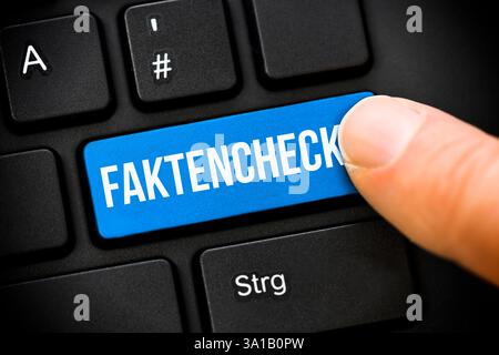 Fotomontage, Finger auf Computerschlüssel mit Inschrift Faktenprüfung, symbolisches Foto zum Löschen der Faktenprüfung auf Facebook Stockfoto