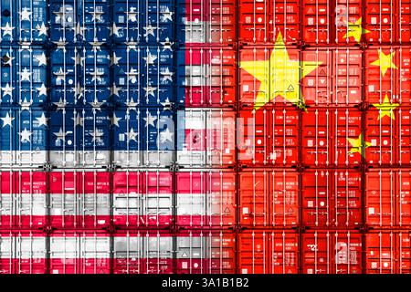 Gestapelte Behälter in uns und chinesischen Nationalfarben, symbolischer Fotohandwerkskrieg zwischen den USA und China, [M] Stockfoto