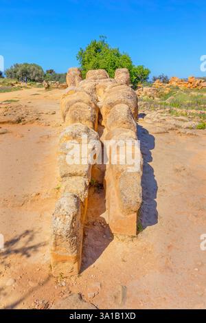 Telamone Statue, Tal der Tempel, Agrigento, Sizilien, Italien Stockfoto