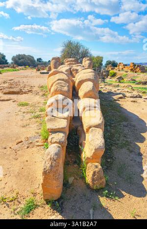Telamone Statue, Tal der Tempel, Agrigento, Sizilien, Italien Stockfoto