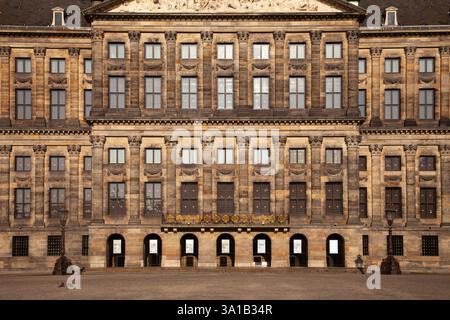Der Paleis op de Dam oder Koninklijk Paleis, der Königspalast auf dem Dam-Platz in der niederländischen Hauptstadt Amsterdam, Nordholland, Niederlande Stockfoto