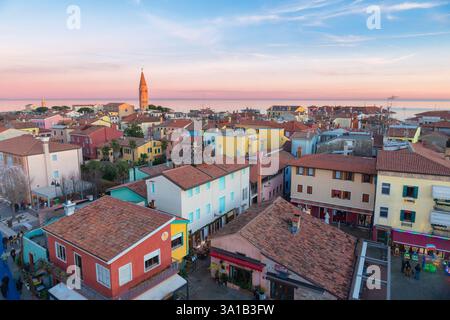 Italien, Venetien, Provinz Venedig, Stadt Caorle, erhöhte Aussicht bei Sonnenuntergang Stockfoto