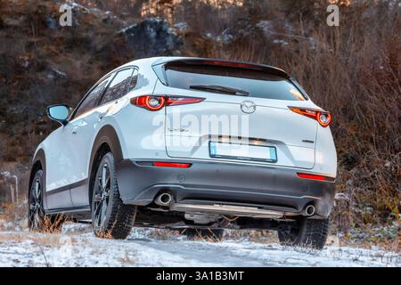 C-Segment Crossover Car, Mazda CX 30 Offroad auf vereisten Feldwegen Stockfoto