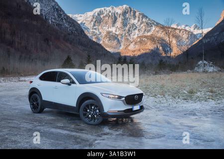 C-Segment Crossover Car, Mazda CX 30 Offroad auf vereisten Feldwegen Stockfoto