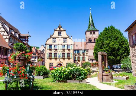 Rathaus, Hotel de Ville mit Kirche Sainte Anne in Turckheim, Elsass, Frankreich Stockfoto