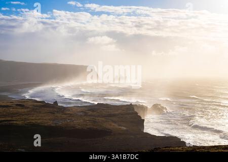 Blick auf das Meer in der Nähe von Reynisfjara Strand während Sonnenaufgang im Winter von Dyrholaey. V'k ' Myrdal, Südisland, Island, Nordeuropa. Stockfoto