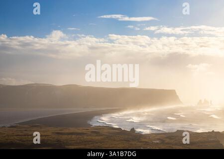 Blick auf das Meer in der Nähe von Reynisfjara Strand während Sonnenaufgang im Winter von Dyrholaey. V'k ' Myrdal, Südisland, Island, Nordeuropa. Stockfoto