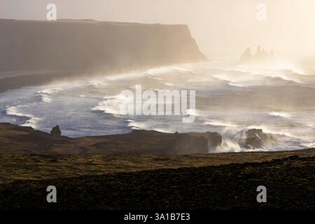 Blick auf das Meer in der Nähe von Reynisfjara Strand während Sonnenaufgang im Winter von Dyrholaey. V'k ' Myrdal, Südisland, Island, Nordeuropa. Stockfoto
