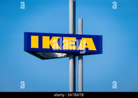 Augsburg, Bayern, Deutschland - 7. März 2025: Ein großes IKEA-Schild mit gelbem Schriftzug auf blauem Hintergrund erhebt sich auf einem hohen Pfosten in den Himmel. Das Bild zeigt das bekannte Logo des schwedischen Möbelgeschäfts, das für erschwingliche Einrichtungslösungen steht. *** Ein großes IKEA-Schild mit gelber Schrift auf blauem Hintergrund ragt an einem hohen Mast in den Himmel. Das Bild zeigt das bekannte Logo des schwedischen Möbelhauses, das für erschwingliche Einrichtungslösungen steht. Stockfoto