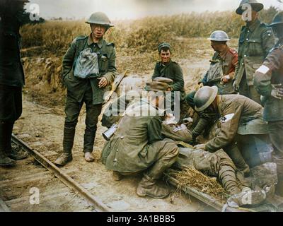Wunden der Briten, 18. August 1918. Verwundete britische Soldaten der 9. Division, die von Mitarbeitern des Royal Army Medical Corps besucht wurden, nachdem sie von deutschen Gefangenen während des Kampfes auf dem Outtersteene Ridge, Meteren, Westflandern, Belgien, eingewiesen wurden. 1918 während des Ersten Weltkriegs (farbiger Schwarzweiß-Druck). Stockfoto