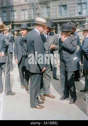 Herbert Hoover, 1918. Zeigt Herbert Hoover (1874–1964), Direktor der US-amerikanischen Lebensmittelbehörde während des Ersten Weltkriegs, auf der Straße in New York City. (Farbiger Schwarzweiß-Druck). Stockfoto