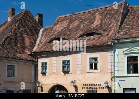 Historische Gebäude mit einzigartigem Dachdesign, mit „Augen“ im gekachelten Dach Stockfoto