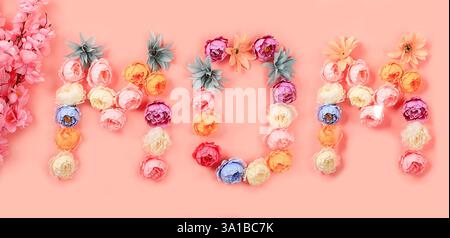 Blumenwort Mama aus Rosen, Butterblumen und Lotusblumen. Einzigartige Blumenschrift für Wörter, Vorlage für Design, Banner für den Muttertag Stockfoto