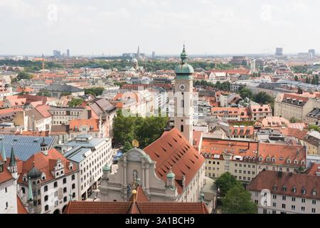 Hochwinkelansicht von München, Deutschland, mit Blick auf die Frauenkirche. Stadtbild mit rötlichen Dächern, die städtische Dichte zeigen. Stockfoto