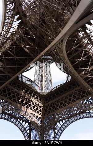 Eiffelturm, Paris, Frankreich. Detailliertes Metallgerüst, tragende Struktur. Stockfoto