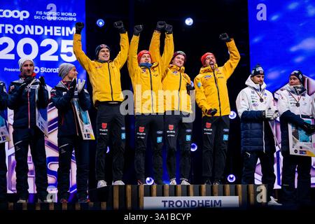 Trondheim, Norwegen. März 2025. GEIGER Vinzenz, SCHMID Julian, THANNHEIMER Wendelin, RYDZEK Johannes (Deutschland, SC Oberstdorf) jubeln bei der Siegerehrung auf dem Podium ueber den Sieg, die Gold Medaille und Titel als Weltmeister, NOR, FIS Nordische Skiweltmeisterschaft Trondheim Granasen, Nordische Kombination Team Wettkampf, Herren, 4 x 5 km Gundersen, Wettkampftag 8, Saison 2024/2025,, 07.03.2025 Stockfoto
